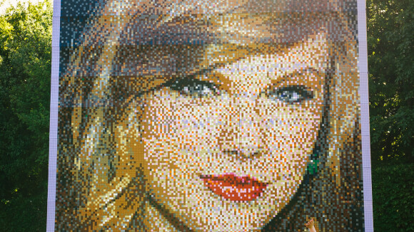Taylor Swift ganha painel feito com 35 mil peças de Lego em parque na Inglaterra