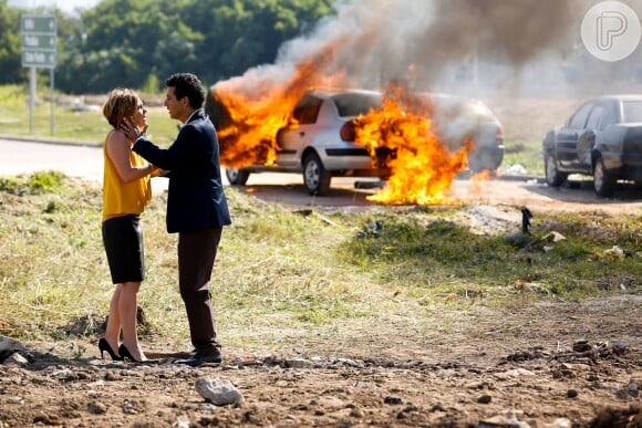 Inês (Adriana Esteves) bate o carro de propósito e é salva por Aderbal (Marcos Palmeira), na novela 'Babilônia', em 29 de maio de 2015