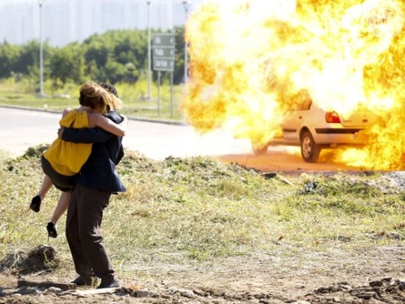 Aderbal (Marcos Palmeira) tira Inês (Adriana Esteves) do carro após batida e o automóvel explode, na novela 'Babilônia'