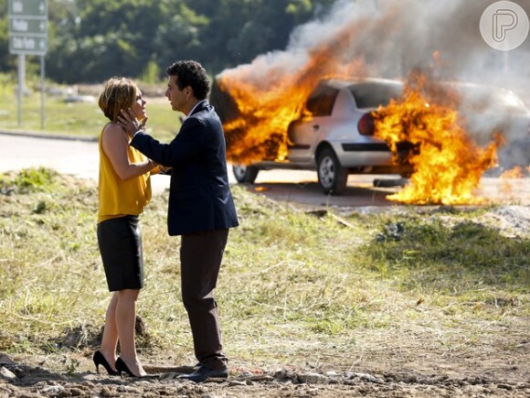 Inês (Adriana Esteves) beija Aderbal (Marcos Palmeira) depois de ser salva, na novela 'Babilônia'