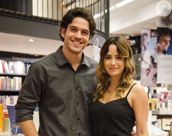 Bento (Marco Pigossi) assume namoro com Malu (Fernanda Vasconcellos) para Amora (Sophie Charlotte), nas frentes das câmeras, em 'Sangue Bom', em 10 de junho de 2013