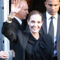 Angelina Jolie é traída por blusa que deixa marca dos seios à mostra, em Paris