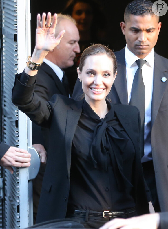 Angelina Jolie é traída pela blusa e seio da atriz fica marcado. Ela se submeteu no início do ano a uma dupla mastectomia que reconstruiu os seios. A estrela acompanhou o marido, Brad Pitt, na première do filme 'Guerra Mundial Z', em Paris, em 03 de junho de 2013