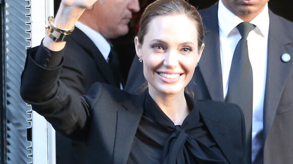 Angelina Jolie é traída por blusa que deixa marca dos seios à mostra, em Paris