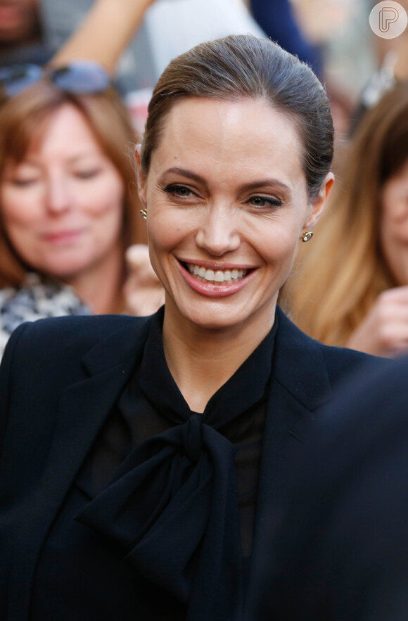 Angelina Jolie estava feliz na première parisiense de 'Guerra Mundial Z'
