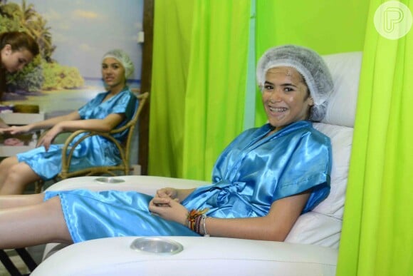 Maisa Silva completou 13 anos de idade no dia 22, mas comemorou a data especial nesta sexta-feira, 29 de maio de 2015. Para celebrar, a atriz, que recentemente atuou em 'Chiquititas', reuniu várias amigas em um SPA, em São Paulo. Mas além dos cuidados de beleza, a festa também teve bolo e muitos docinhos