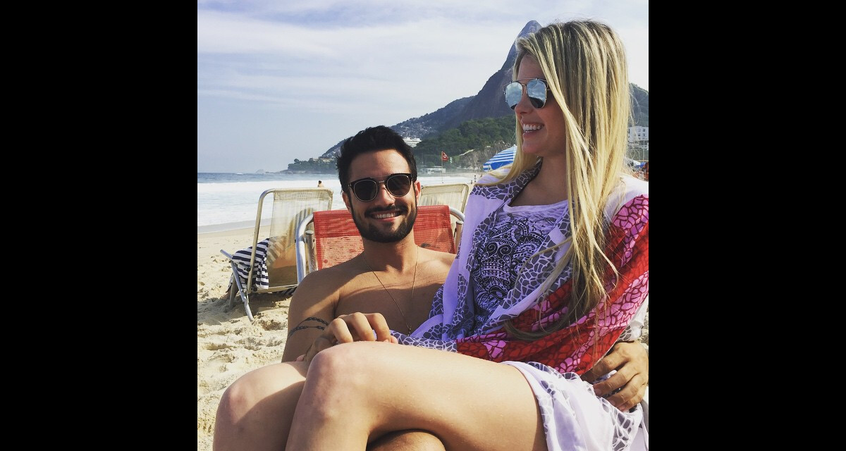 Foto Bárbara Evans curte tarde de sol com o namorado Fabrício Assunção na praia do Leblon