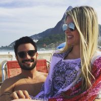 Bárbara Evans curte dia de praia com o namorado, Fabrício Assunção, no Rio