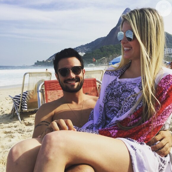Bárbara Evans curte tarde de sol com o namorado, Fabrício Assunção, na praia do Leblon, Zona Sul do Rio de Janeiro