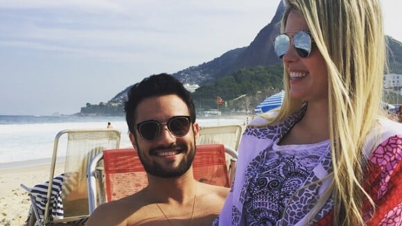 Bárbara Evans curte dia de praia com o namorado, Fabrício Assunção, no Rio