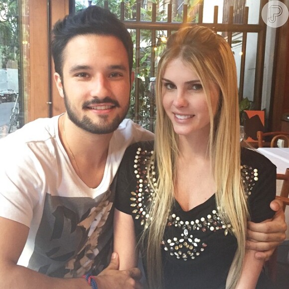 Bárbara Evans e o namorado, Fabrício Assunção, assumiram o namoro em meados de maio de 2015
