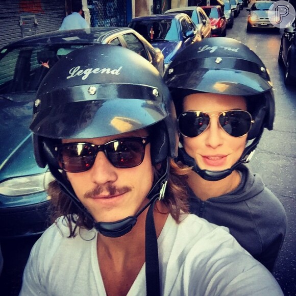 Cleo Pires e Romulo Neto em passeio de moto em Buenos Aires. A atriz contou no 'Programa do Jô' que é fã de velocidade