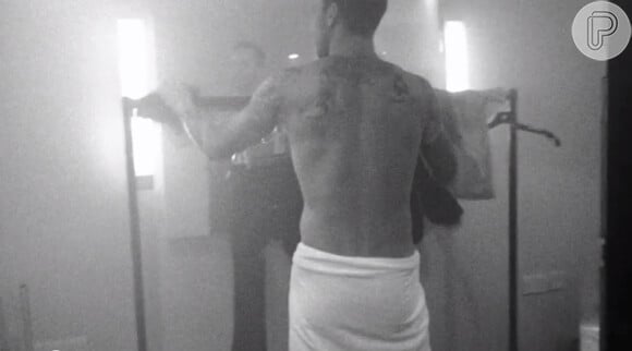 No clipe, Adam Levine aparece só de toalha antes de removê-la e ficar nu