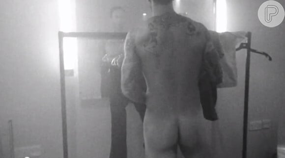 Adam Levine aparece nu, de costas, em novo clipe de sua banda Maroon 5