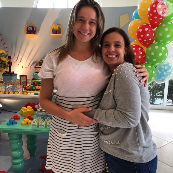 Fernanda Gentil posa com decoradora de festa em dia de chá de bebê, neste domingo, 31 de maio de 2015