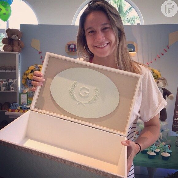 Grávida de seis meses, Fernanda Gentil faz chá de bebê do seu primeiro filho
