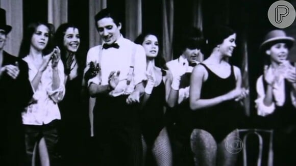 Na foto da adolescência, Sandra posa com os colegas da turma de dança