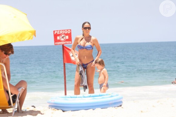 Danielle Winits curte praia com o filho em 2010