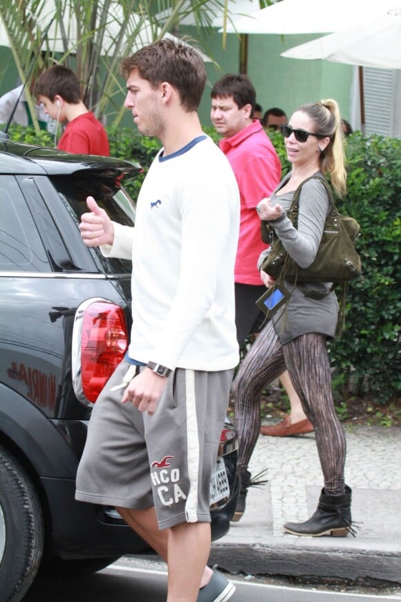 A atriz adora exibir as pernas bem torneadas. Em novembro de 2012, ao passear com o namorado Amaury Nunes, optou por um legging já que estava fresquinho.
