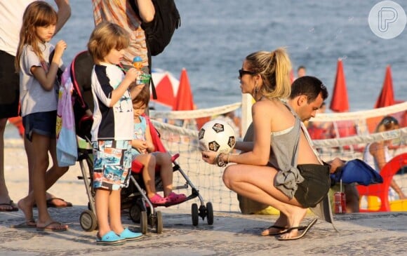A atriz brinca com o filho Noah, fruto de seu casamento com Cássio Reis, na praia