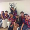 Bruna Marquezine posa para foto com a irmã e amigos de Neymar no dia da apresentação do craque no Barcelona