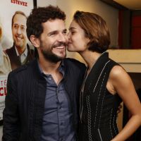 Sophie Charlotte beija Daniel de Oliveira em pré-estreia de filme com o ator