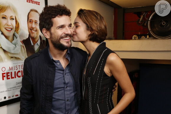 Sophie Charlotte dá beijo no namorado, o ator Daniel Oliveira, durante o lançamento do filme 'Romance Policial' nesta quarta-feira, dia 3 de junho de 2015 