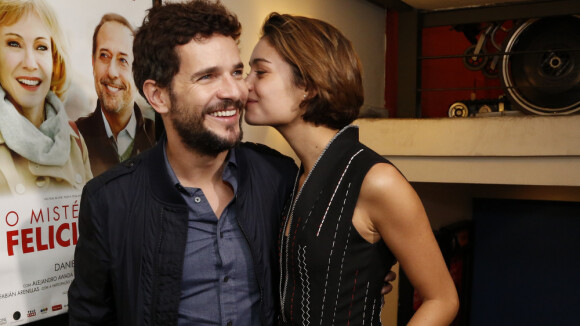 Sophie Charlotte beija Daniel de Oliveira em pré-estreia de filme com o ator