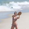 Fernanda de Freitas mostrou que está com tudo em cima ao ser clicada jogando frescobol na praia da Barra da Tijuca, Zona Oeste do Rio de Janeiro, nesta quinta-feira, 4 de junho de 2015