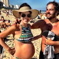Mariana Gross mostra barriga de quase 9 meses de gravidez em praia do Rio