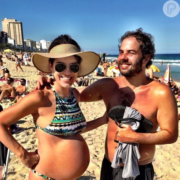 Mariana Gross mostra barriga de quase 9 meses de gravidez em praia do Rio, nesta sexta-feira, 5 de junho de 2015