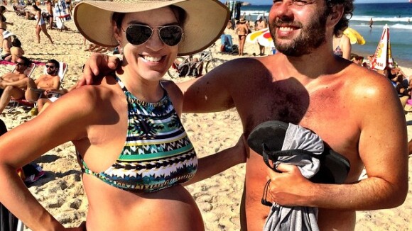 Mariana Gross mostra barriga de quase 9 meses de gravidez em praia do Rio