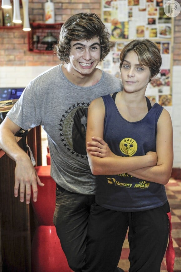 Isabella Santoni e Rafael Vitti foram vistos em clima de romance em bar da Lapa, Centro do Rio de Janeiro, no final de semana