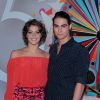 Isabella Santoni e Rafael Vitti foram juntos ao show que comemorou os 50 anos da Rede Globo
