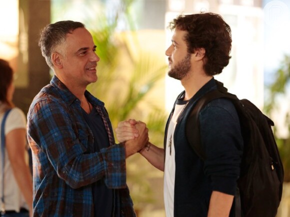 Pedro (Jayme Matarazzo) volta a morar no Rio de Janeiro, decidido a reconquistar Júlia (Isabelle Drummond), na novela 'Sete Vidas'