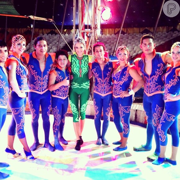 Ticiane Pinheiro grava com integrantes do circo Spacial, em São Paulo