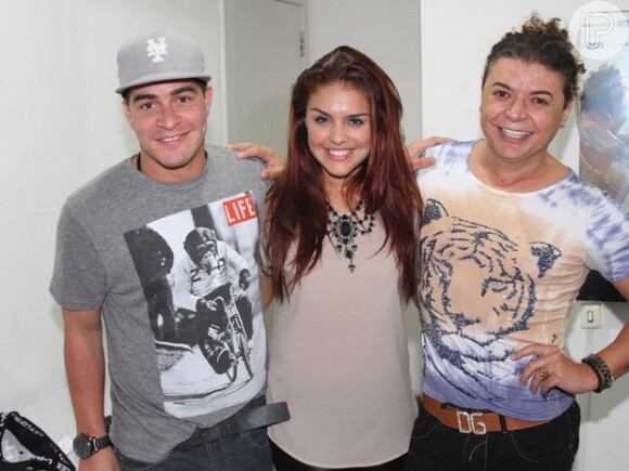 Paloma Bernardi, Thiago Martins e David Brazil posam no camarim da cantora Anitta, no Barra Music, na Zona Oeste do Rio de Janeiro, em 6 de junho de 2013