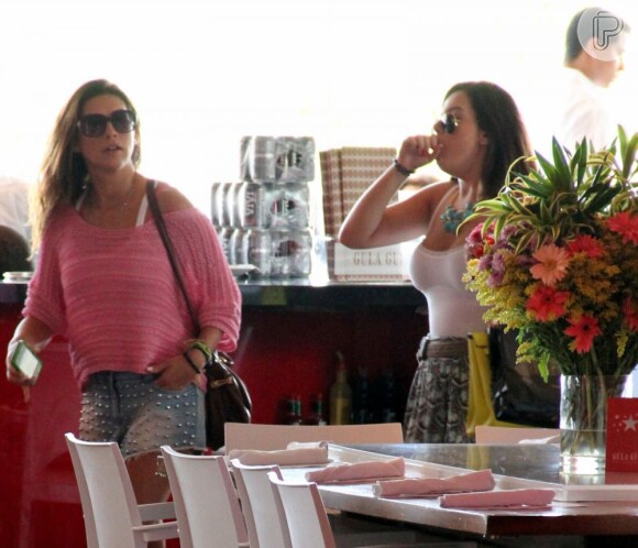 Fernanda Paes Leme e Giovanna Lancellotti saem de restaurante na Barra, na zona oeste do Rio de Janeiro, em 4 de dezembro