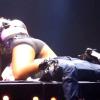 O fã foi escolhido na plateia e deitou no palco, enquanto Rihanna dançava em cima dele