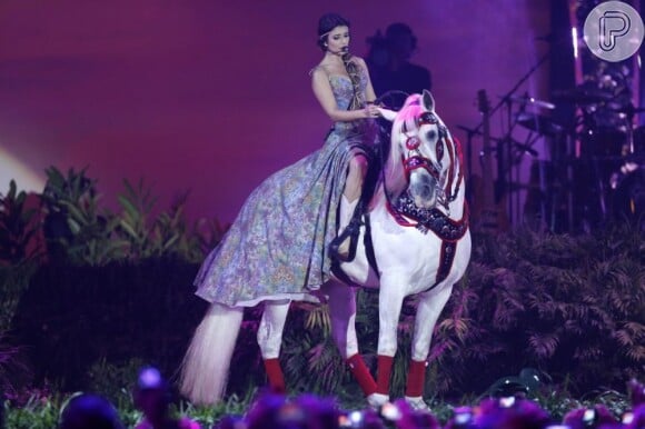Paula Fernandes monta em um cavalo