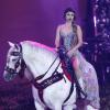 Paula Fernandes canta mostada em um cavalo