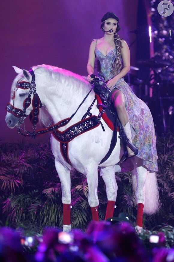 Paula Fernandes canta mostada em um cavalo