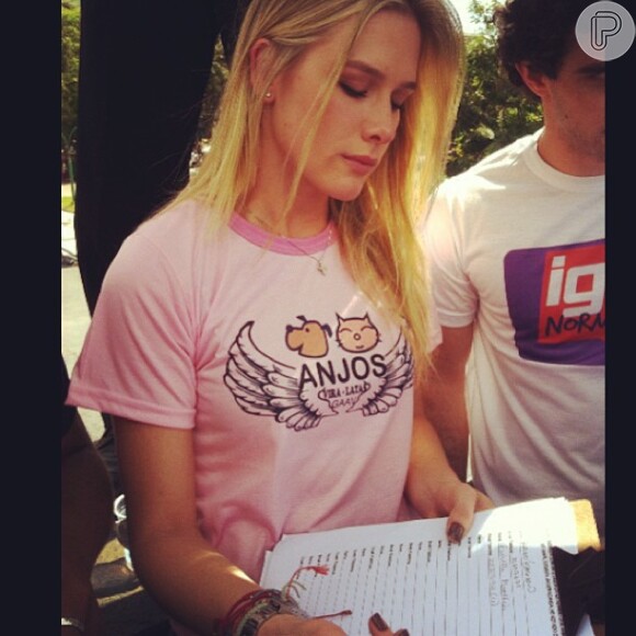 Fiorella Mattheis assina petição contra o extermínio de animais na Ilha de Marajó