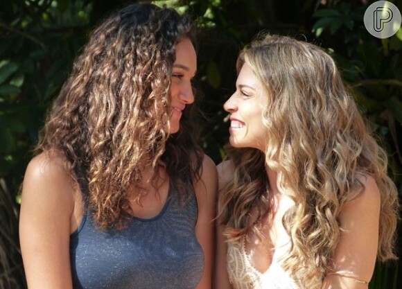 Taís (Débora Nascimento) e Ester (Grazi Massafera) ficam emocionadas na abertura da 'Buggies Schnaider', sua empresa de turismo, em 'Flor do Caribe', em 13 de junho de 2013
