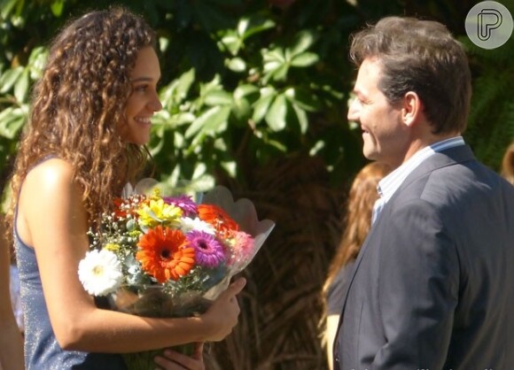 Taís (Débora Nascimento) recebe um buquê de flores de Mantovani (Licurgo Spinola), em 'Flor do Caribe'