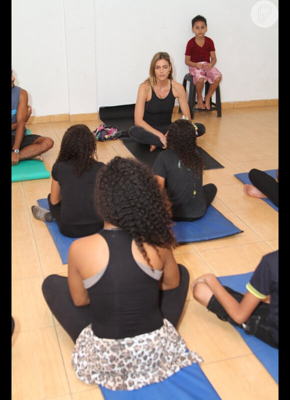 Fernanda Lima dá aula de ioga para 20 crianças da Cidade de Deus