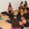 Fernanda Lima conversa com as crianças durante aula de ioga na Cidade de Deus