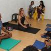 Fernanda Lima deu aula de ioga para o grupo de teatro 'Os Arteiros', na Cidade de Deus
 