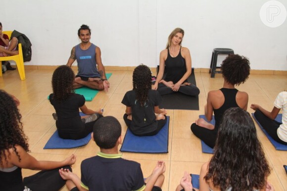 Fernanda Lima ensinou os alunos movimentos de ioga