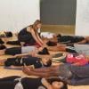 Fernanda Lima ajuda as crianças a se alongarem durante aula de ioga
